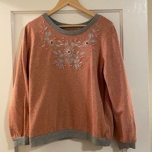 Sweatshirt with beaded detail on the collar.